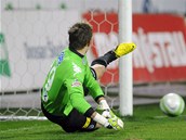 GÓL Z TOHO NEBYL. Brankář Slovácka Milan Heča sleduje míč. GÓL Z TOHO NEBYL. Brankář Slovácka Milan Heča sleduje míč.