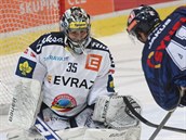 Vítkovický brankář Filip Šindelář likviduje šanci libereckého Tomáše Filippiho. Vítkovický brankář Filip Šindelář likviduje šanci libereckého Tomáše Filippiho.