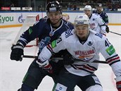 Jan Kovář (vpravo) z Magnitogorsku v souboji s Arťjomem Ternavskym z... Jan Kovář (vpravo) z Magnitogorsku v souboji s Arťjomem Ternavskym z...