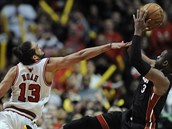 Joakim Noah z Chicaga se pokouší zablokovat Dwyanea Wadea z Miami. Joakim Noah z Chicaga se pokouší zablokovat Dwyanea Wadea z Miami.