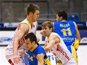 Michal Čarnecký (druhý zprava) z Pardubic nahání opavského rozehrávače Jakuba... Michal Čarnecký (druhý zprava) z Pardubic nahání opavského rozehrávače Jakuba...
