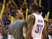 Oklahoma City přinutilo Houston k time-outu. Russell Westbrook (vlevo) a Kevin... Oklahoma City přinutilo Houston k time-outu. Russell Westbrook (vlevo) a Kevin...