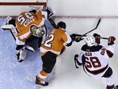 Jaromír Jágr z New Jersey právě překoná philadelphského gólmana Steva Masona,... Jaromír Jágr z New Jersey právě překoná philadelphského gólmana Steva Masona,...