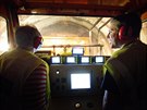 Samotný vysavač obsluhuje dvoučlenná posádka, třetí muž pak sedí v malé... Samotný vysavač obsluhuje dvoučlenná posádka, třetí muž pak sedí v malé...