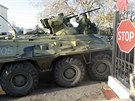 Ruské obrněné vozidlo vjíždí na ukrajinskou základvu v Belbeku. (22. března