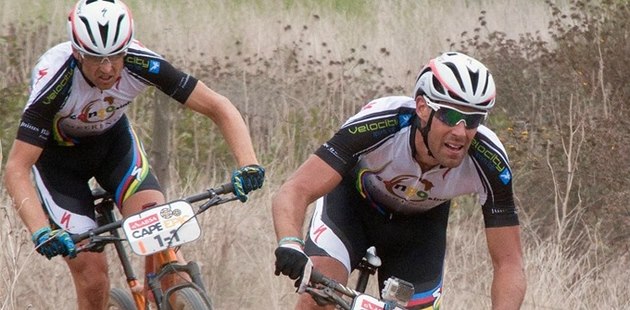 Biker František Raboň (vpravo) a jeho švýcarský kolega Christoph Sauser bojují Biker František Raboň (vpravo) a jeho švýcarský kolega Christoph Sauser bojují