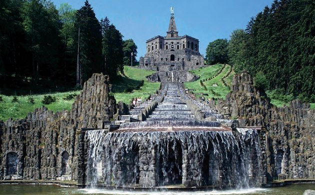 Kassel, Německo. Herkulova socha a Velké kaskády Kassel, Německo. Herkulova socha a Velké kaskády