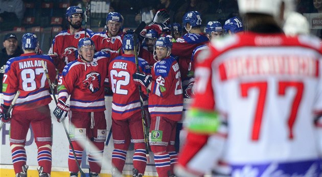 Hokejisté pražského Lva se radují z gólu proti Donbassu Doněck. Hokejisté pražského Lva se radují z gólu proti Donbassu Doněck.