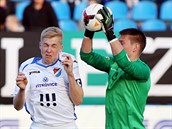 Ostravský stoper Michal Frydrych ve vzdušném souboji se sparťanským gólmanem... Ostravský stoper Michal Frydrych ve vzdušném souboji se sparťanským gólmanem...