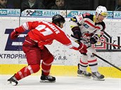 Radim Kucharczyk (vlevo) z Olomouce atakuje Luboše Bartečka z Chomutova. Radim Kucharczyk (vlevo) z Olomouce atakuje Luboše Bartečka z Chomutova.