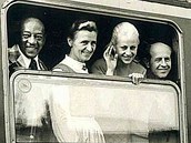 Americký atlet Jesse Owens, nizozemská atletka Francina Elsje Blankers-Koenová, Věra Čáslavská a Emil Zátopek ve vlaku z Mnichova do Berchtesgadenu. Americký atlet Jesse Owens, nizozemská atletka Francina Elsje Blankers-Koenová, Věra Čáslavská a Emil Zátopek ve vlaku z Mnichova do Berchtesgadenu.