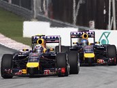 KOLEGOVÉ. Jezdci stáje Red Bull Daniel Ricciardo (vlevo) a Sebastian Vettel ve KOLEGOVÉ. Jezdci stáje Red Bull Daniel Ricciardo (vlevo) a Sebastian Vettel ve