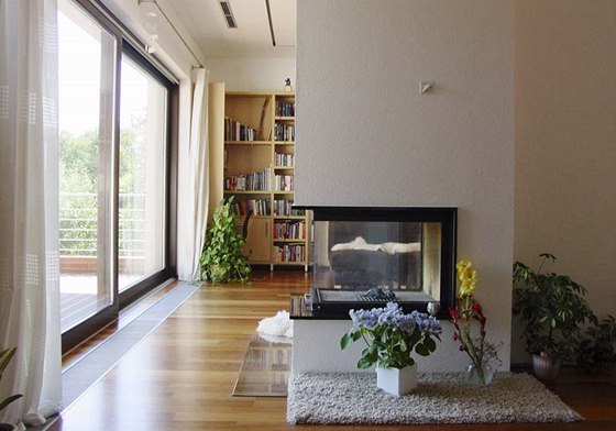 Obývací pokoj má příjemnou "teplou" dřevěnou plovoucí podlahu, v kuchyni a