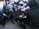 Střety mezi těžkooděnci a proruskými demonstranty v Doněcku (6. dubna 2014)