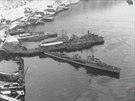 Část přístavu Narvik. Nejbliže je torpédoborec Diether von Roeder, za molem... Část přístavu Narvik. Nejbliže je torpédoborec Diether von Roeder, za molem...