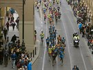 Běžci Pražského půlmaratonu krátce po startu Běžci Pražského půlmaratonu krátce po startu