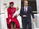 Princ William, jeho manželka Kate a syn George přiletěli na Nový Zéland (7.... Princ William, jeho manželka Kate a syn George přiletěli na Nový Zéland (7....