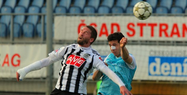 Budějovický Richard Kalod (vlevo) hlavičkuje přes Jiřího Ptáčka z Vltavínu. Budějovický Richard Kalod (vlevo) hlavičkuje přes Jiřího Ptáčka z Vltavínu.
