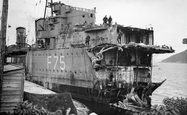 Britský torpédoborec HMS Eskimo (F75) s přídí ustřelenou torpédem během Druhé... Britský torpédoborec HMS Eskimo (F75) s přídí ustřelenou torpédem během Druhé...