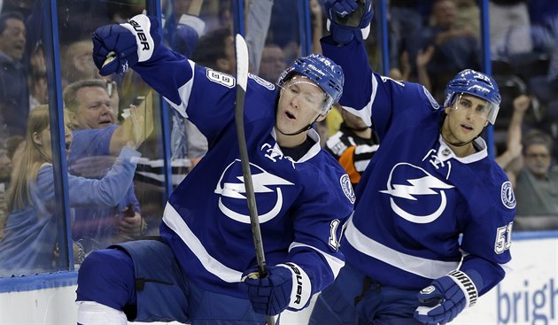 Ondřej Palát (vlevo) z Tampy Bay se raduje z gólu v zápase s Calgary. Ondřej Palát (vlevo) z Tampy Bay se raduje z gólu v zápase s Calgary.