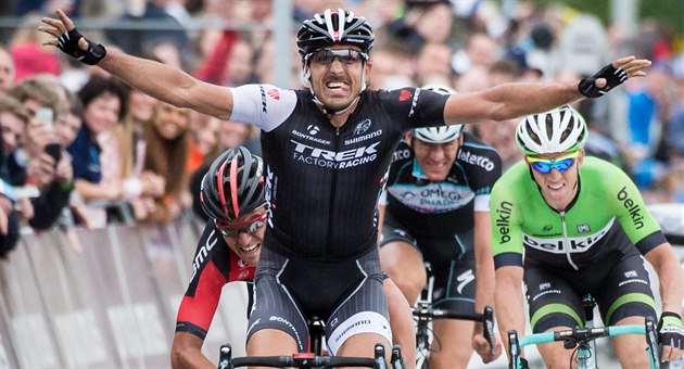 Fabian Cancellara projiždí vítězně cílem Kolem Flander. Fabian Cancellara projiždí vítězně cílem Kolem Flander.