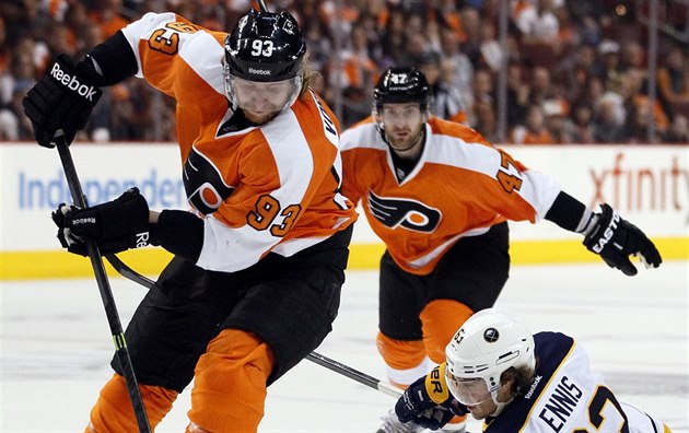 Jakub Voráček (vlevo) z Philadelphe poslal kličkou k ledu Tylera Ennise z... Jakub Voráček (vlevo) z Philadelphe poslal kličkou k ledu Tylera Ennise z...
