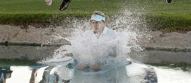 Lexi Thompsonová slaví triumf na majoru Kraft Nabisco Championship. Lexi Thompsonová slaví triumf na majoru Kraft Nabisco Championship.