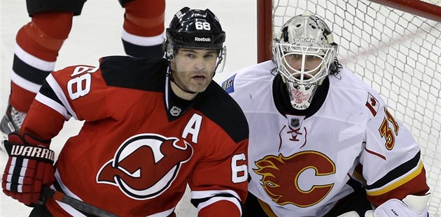Jaromír Jágr z New Jersey čeká na šanci před brankou Karriho Räma z Calgary. Jaromír Jágr z New Jersey čeká na šanci před brankou Karriho Räma z Calgary.