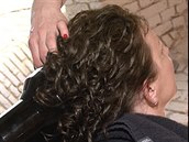 Na nepoddajné kudrnaté vlasy platí dobře zvolená péče i úprava pomocí prstů. Na nepoddajné kudrnaté vlasy platí dobře zvolená péče i úprava pomocí prstů.