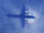 Snímek zachycuje stín novozélandského letounu P-3 Orion, který pátrá po... Snímek zachycuje stín novozélandského letounu P-3 Orion, který pátrá po...