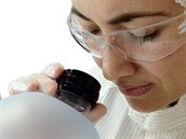Lékařka prohlíží prsní implantát c 15 ti místných čipem. Lékařka prohlíží prsní implantát c 15 ti místných čipem.