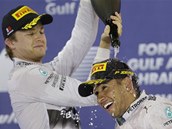 Nico Rosberg (vlevo) a Lewis Hamilton po Velké ceně Bahrajnu formule 1. Nico Rosberg (vlevo) a Lewis Hamilton po Velké ceně Bahrajnu formule 1.