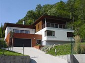 Koncepce vycházející z terénních souvislostí se vydařila. dům zaujme z dálky i... Koncepce vycházející z terénních souvislostí se vydařila. dům zaujme z dálky i...