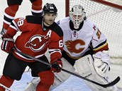 Jaromír Jágr z New Jersey čeká na šanci před brankou Karriho Räma z Calgary. Jaromír Jágr z New Jersey čeká na šanci před brankou Karriho Räma z Calgary.