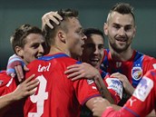RADOST VIKTORIE. Fotbalisté Plzně oslavují gól proti Dukle. RADOST VIKTORIE. Fotbalisté Plzně oslavují gól proti Dukle.
