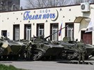 Neoznačení ozbrojenci v centru Slavjansku. Na jejich transportérech je vidět... Neoznačení ozbrojenci v centru Slavjansku. Na jejich transportérech je vidět...
