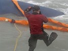 Jihokorejští záchranáři se pokouší najít cestující z potopeného trajektu Sewol... Jihokorejští záchranáři se pokouší najít cestující z potopeného trajektu Sewol...