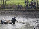 K vodní nádrži, kde před výlovem žilo zhruba patnáct metráků ryb, se přišli... K vodní nádrži, kde před výlovem žilo zhruba patnáct metráků ryb, se přišli...