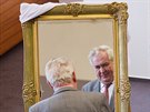 Prezident Miloš Zeman dostal na návštěvě Hradce Králové zrcadlo ve zlaceném... Prezident Miloš Zeman dostal na návštěvě Hradce Králové zrcadlo ve zlaceném...