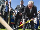 Prezident Miloš Zeman zasadil lípu v Holovousech na Jičínsku Prezident Miloš Zeman zasadil lípu v Holovousech na Jičínsku