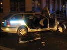Zraněné policisty museli ze služebního auta vystříhat hasiči. Zraněné policisty museli ze služebního auta vystříhat hasiči.
