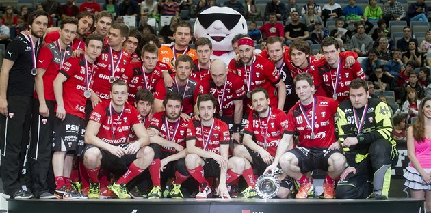 NEVYŠLO TO. Zklamaní florbalisté Tatranu Střešovice po porážce s Vítkovicemi. NEVYŠLO TO. Zklamaní florbalisté Tatranu Střešovice po porážce s Vítkovicemi.
