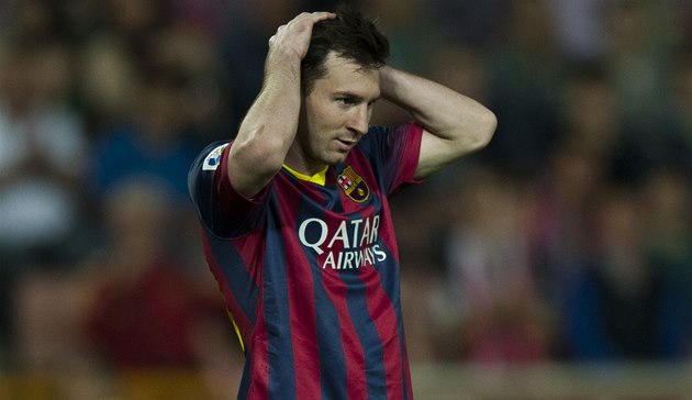 TO JSEM MĚL DÁT. Lionel Messi z Barcelony lituje zahozené šance v zápase proti TO JSEM MĚL DÁT. Lionel Messi z Barcelony lituje zahozené šance v zápase proti