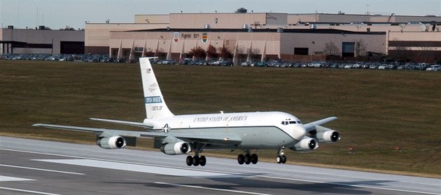 Americký pozorovací letoun OC-135B na základně Offutt v Nebrasce Americký pozorovací letoun OC-135B na základně Offutt v Nebrasce