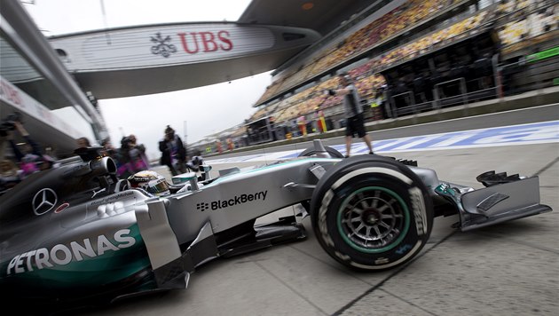 Lewis Hamilton při tréninku na Velkou cenu Číny formule 1. Lewis Hamilton při tréninku na Velkou cenu Číny formule 1.