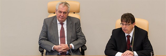 Prezident Miloš Zeman s hejtmanem Lubomírem Francem na půdě Královéhradeckého Prezident Miloš Zeman s hejtmanem Lubomírem Francem na půdě Královéhradeckého