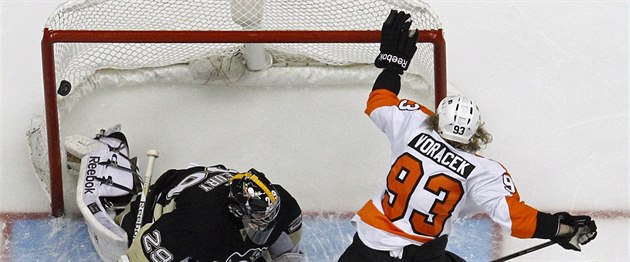 Jakub Voráček z Philadelphie právě překonal pittsburského gólmana Marka-Andreho... Jakub Voráček z Philadelphie právě překonal pittsburského gólmana Marka-Andreho...