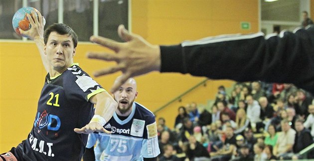 Plzeňský házenkář Petr Vinkelhöfer střílí na hranickou branku. Plzeňský házenkář Petr Vinkelhöfer střílí na hranickou branku.