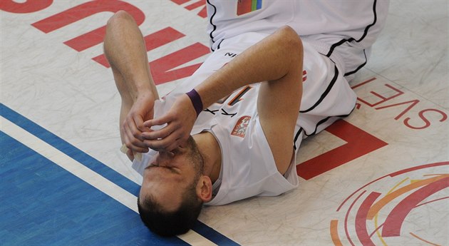 Děčínský pivot Jakub Houška se ocitl na palubovce. Děčínský pivot Jakub Houška se ocitl na palubovce.