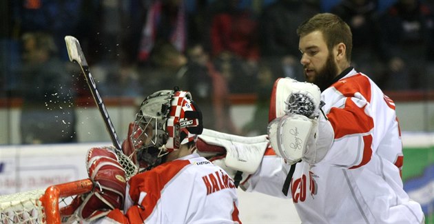 Olomoucký gólman Tomáš Halász po porážce s Chomutovem zlostně povalil branku. Olomoucký gólman Tomáš Halász po porážce s Chomutovem zlostně povalil branku.